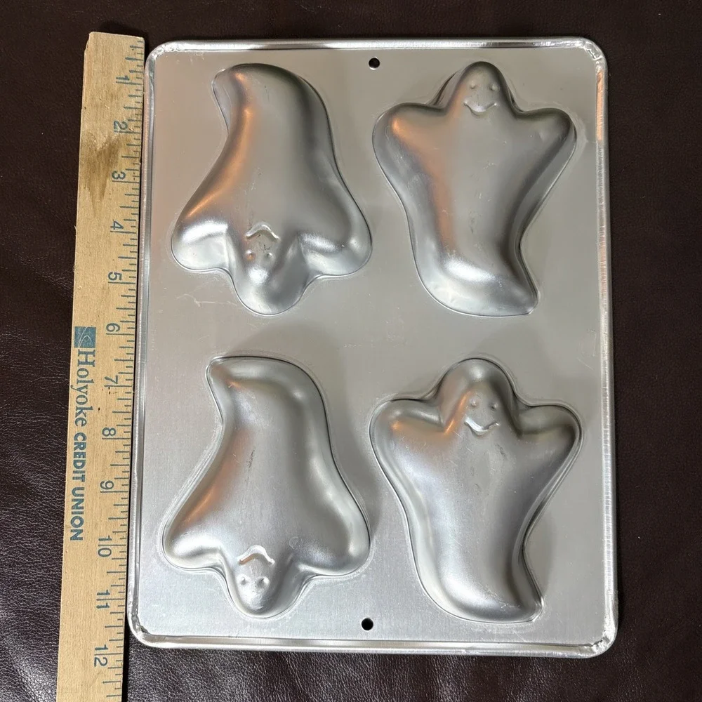 1992 Halloween‎ 4 Ghost Cake Pan Wilton #2105-9471